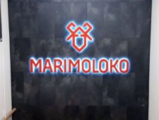 Логотип MARIMOLOKO в виде объемных букв со светодиодной подсветкой